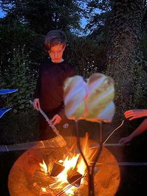 Marsmellows roosteren op kampvuur blog ardennen viking-campers