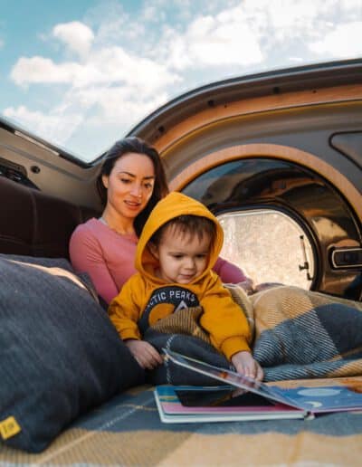 Lekker zitten in de MINK campertrailer met kinderen